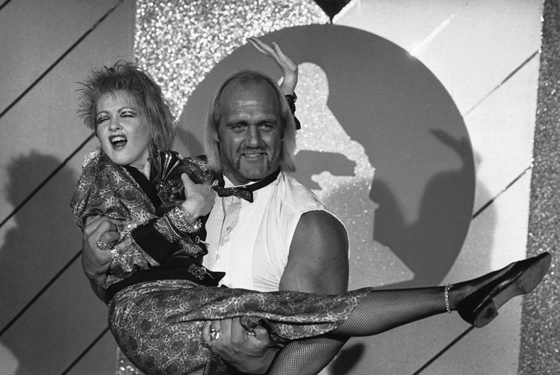 ARCHIVO - Cyndi Lauper y Hulk Hogan aparecen en la 27ª edición anual de los Premios Grammy en Los Ángeles, el 26 de febrero de 1985. (Foto AP, archivo)