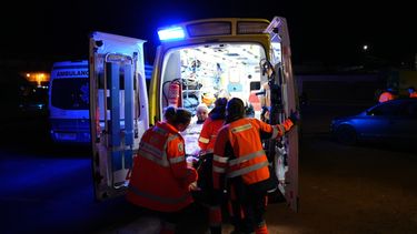 Una persona herida es trasladada en ambulancia en Adamuz, cerca de Córdoba, en el sur de España, el lunes 19 de enero de 2026, tras un choque de trenes de alta velocidad. (Francisco J. Olmo/Europa Press via AP)