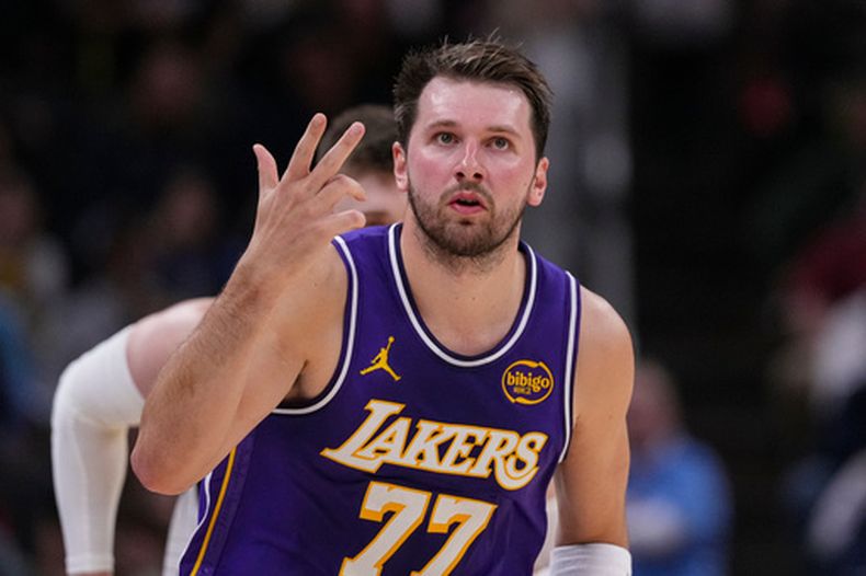 El base de los Lakers de Los Ángeles, el esloveno Luka Doncic (77), hace un gesto tras anotar un triple contra los Pacers de Indiana durante la primera mitad de un juego de baloncesto de la NBA en Indianápolis, el miércoles 25 de marzo de 2026. (Foto AP/Michael Conroy)