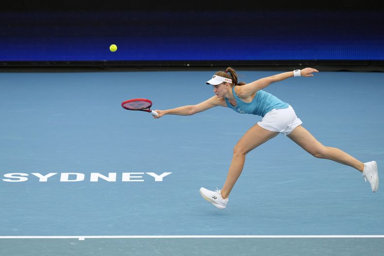 La kazaja Elena Rybakina juega un golpe de derecha a la polaca Iga Swiatek durante su partido de semifinales en el torneo de tenis United Cup en Sydney, Australia, el sábado 4 de enero de 2025. (AP Foto/Rick Rycroft)