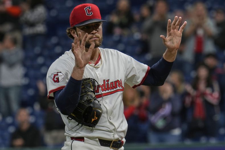 Slade Cecconi, abridor de los Guardianes de Cleveland, reacciona después de permitir el primer imparable de la noche en la octava entrada del partido de béisbol de Grandes Ligas el lunes 8 de septiembre de 2025, en Cleveland. (AP Foto/Sue Ogrocki)