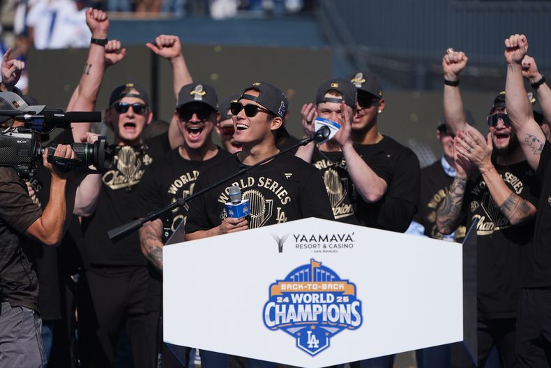 Yoshinobu Yamamoto de los Dodgers de Los Ángeles sonríe durante la celebración tras ganar la Serie Mundial en el Estadio de los Dodgers el lunes 3 de noviembre del 2025. (AP Foto/Gregory Bull)