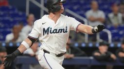 Griffin Conine, de los Marlins de Miami, pega un jonrón de dos carreras en el encuentro del martes 31 de marzo de 2026, ante los Medias Blancas de Chicago (AP Foto/Marta Lavandier)