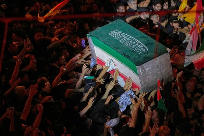 El féretro del difunto líder supremo iraní, el ayatolá Ali Jamenei, es cargado por encima de los dolientes que tratan de tocarlo, fuera del santuario del imán Hussein en Karbala, Irak, la mañana del jueves 9 de julio de 2026. (AP Foto/Khalil Hamra)