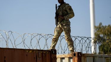 Un elemento de la Guardia Nacional camina sobre vagones de tren cubiertos con alambre de púas a lo largo de la frontera entre México y Texas, el 3 de enero de 2024, en Eagle Pass, Texas. (AP Foto/Eric Gay, Archivo)