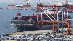 ARCHIVO - Un barco portacontenedores es cargado y descargado en una terminal del puerto de Kawasaki cerca de Tokio el 9 de marzo de 2022. (AP Foto/Koji Sasahara, Archivo)