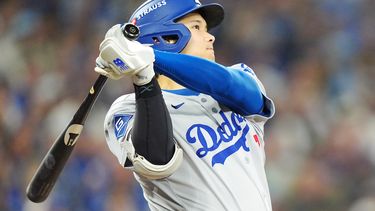 El japonés Shohei Ohtani, de los Dodgers de Los Ángeles, batea un jonrón de dos carreras ante los Azulejos de Toronto en el primer juego de la Serie Mundial, el viernes 24 de octubre de 2025 (Frank Gunn/The Canadian Press via AP)
