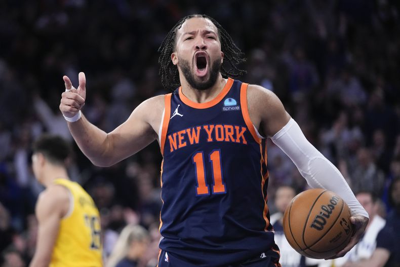 El armador de los Knicks de Nueva York Jalen Brunson reacciona luego de anotar durante la 2da mitad del juego de baloncesto de la NBA frente a los Pacers de Indiana, el jueves 1 de febrero de 2024, en el Madison Square Garden en Nueva York. (AP Foto/Mary Altaffer)