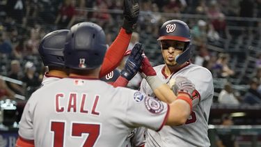 Joey Meneses, derecha, de los Nacionales de Washington, es felicitado por sus compañeros después de conectar jonrón de tres carreras en contra de los Diamondbacks de Arizona en la novena entrada durante un juego de béisbol, el domingo 7 de mayo de 2023, en Phoenix. (AP Foto/Darryl Webb)