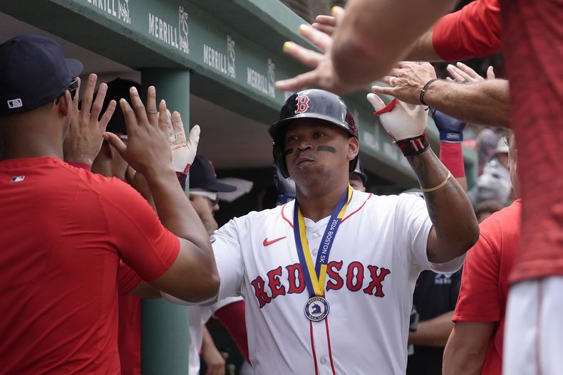 El dominicano Rafael Devers de los Medias Rojas de Boston celebra en el dugout tras su jonrón de dos carreras en la primera entrada ante los Padres de San Diego el domingo 30 de junio del 2024. (AP Foto/Steven Senne)