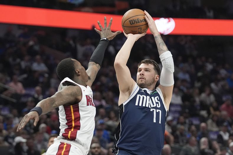 El esloveno Luka Doncic, de los Mavericks de Dallas, dispara frente a Terry Rozier, del Heat de Miami, en el duelo del jueves 7 de marzo de 2024 (AP Foto/LM Otero)