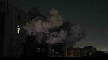 En este fotograma se ve una nube de humo después de una explosión en Saná, Yemen, el viernes 28 de marzo de 2025. (AP Foto)