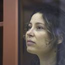ARCHIVO - Ksenia Karelina, también conocido como Khavana sentada en una celda de cristal en una sala del tribunal en Ekaterimburgo, Rusia, el jueves 15 de agosto de 2024. (AP Foto/Archivo)
