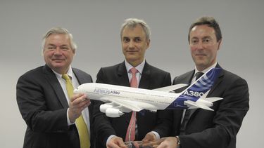 americateve | John Leahy (izquierda) director operativo de Airbus, Mark Lapidus director de Amedeo (centro) y Fabrice Bregier, presidente y director de Airbus ponsa tras anunciar que la compa&ntilde;&iacute;a de aeron&aacute;utica logr&oacute; un trato con amedeo para