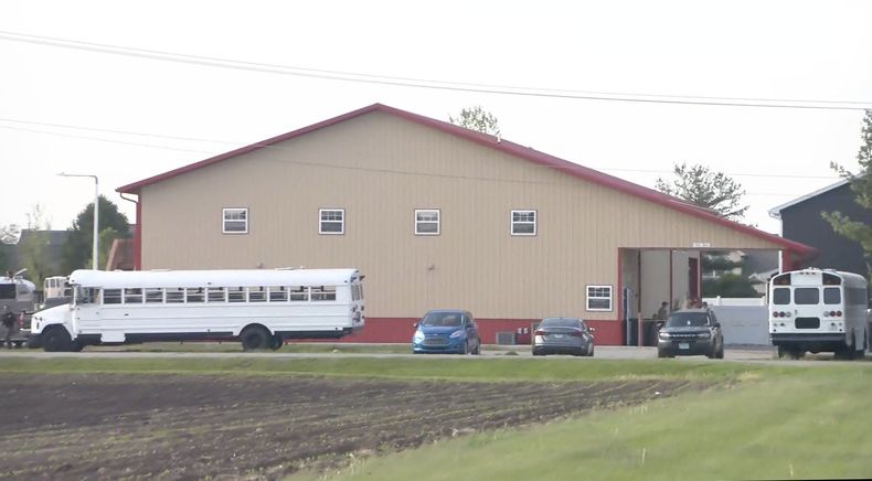 Esta imagen tomada de un video difundido por WCIA muestra a trabajadores de emergencias en el lugar en donde un vehículo atravesó un edificio en el que se realizaban actividades extracurriculares, matando a varias personas, el lunes 28 de abril de 2025, en Chatham, Illinois. (WCIA vía AP)