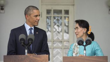 americateve | Pero a medio mundo de distancia, en Myanmar, no ha podido esquivar el apremiante tema migratorio aquí en casa. El mandatario se prepara para proclamar una acción ejecutiva en inmigración que beneficiaría a unos cinco millones de indocumentados.