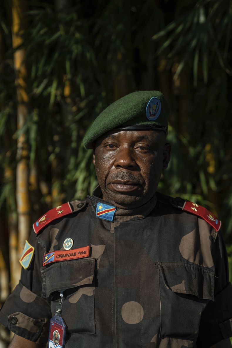 El general de división de las Fuerzas Armadas de la República Democrática del Congo, Peter Cirimwami, gobernadora de la provincia de Kivu del Norte, fotografiado en una conferencia de prensa en Goma, República Democrática del Congo en mayo de 2024, murió por heridas sufridas en el frente de batalla, mientras los rebeldes del M23 se acercan a Goma. (AP Foto/Moses Sawasawa)