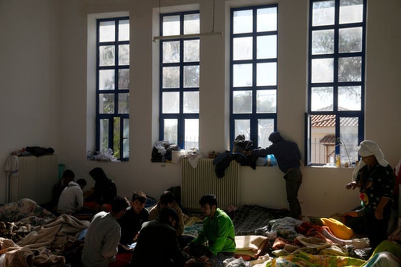 ARCHIVO - Migrantes, en su mayoría afganos, descansan en una escuela reconvertida en albergue temporal en la isla de Citera, en el sur de Grecia, el 7 de octubre de 2022. (AP Foto/Thanassis Stavrakis, archivo)