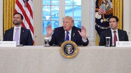 El presidente Donald Trump habla durante una reunión con ejecutivos petroleros en la Sala Este de la Casa Blanca, el 9 de enero de 2026, en Washington. Lo acompañan, a la izquierda, el vicepresidente JD Vance y el secretario de Estado, Marco Rubio. (Foto AP/Evan Vucci, Archivo)