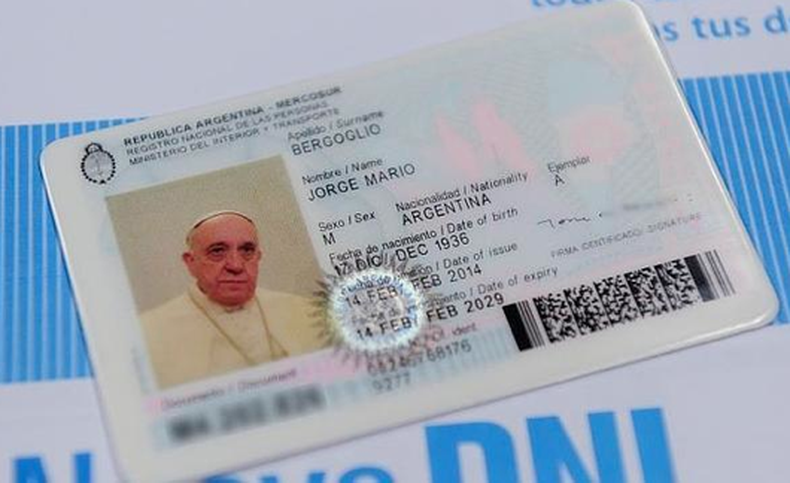 Francisco dijo que quería viajar como argentino y renovó su pasaporte y documento como cualquier ciudadano. Los diarios del planeta se hicieron eco de la actitud del Pontífice