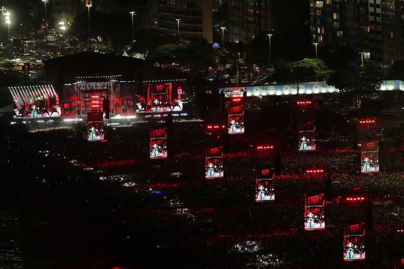 Fanáticos llenan la playa de Copacabana para ver el concierto gratuito de Lady Gaga en Río de Janeiro, el sábado 3 de mayo de 2025. (Foto AP/Bruna Prado)