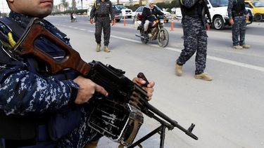 americateve | Polic&iacute;as iraqu&iacute;es montan guardia en un puesto de control en Basora, la segunda ciudad m&aacute;s grande de Irak, el jueves 2 de enero de 2014. El gobierno reforz&oacute; sus medidas de seguridad tras el arresto del controvertido cl&eacute;ri