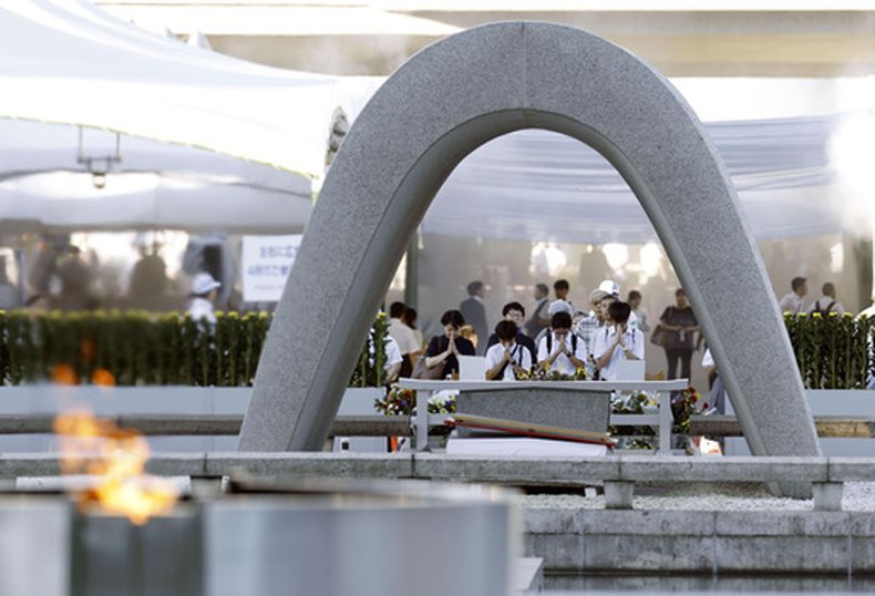 Varias personas oran ante el cenotafio dedicado a las víctimas del bombardeo atómico antes de la ceremonia conmemorativa del aniversario del ataque, en el Parque Conmemorativo de la Paz de Hiroshima, el jueves 6 de agosto de 2026, en el oeste de Japón. (Mizuki Sakai/Kyodo News vía AP)