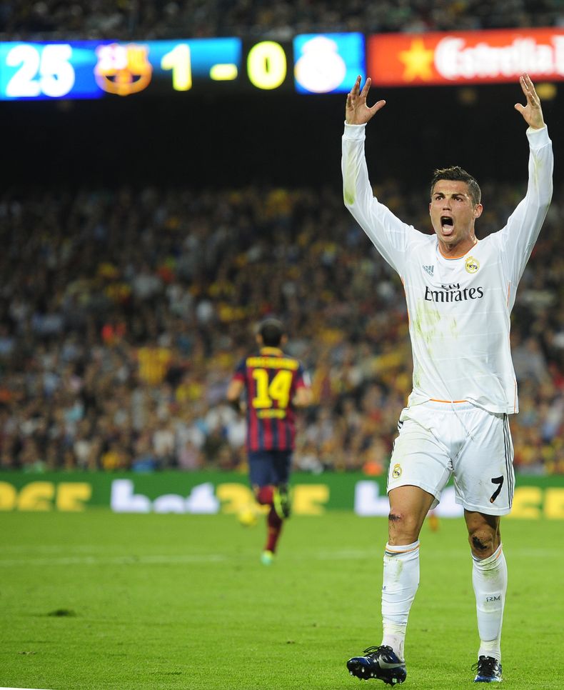 Cristiano Ronaldo se queja porque el &aacute;rbitro no concedi&oacute; penal luego de un aparente empuj&oacute;n de Javier Marcherano en el &aacute;rea durante el partido que Barcelona le gan&oacute; 2-1 a Real Madrid el 26 de octubre del 2013 en Barcelon