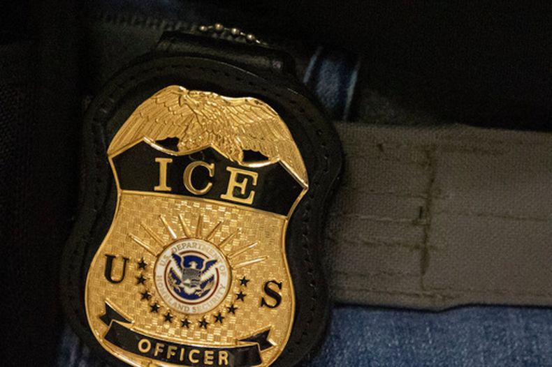 ARCHIVO – Un agente federal con una placa del Servicio de Inmigración y Control de Aduanas de Estados Unidos (ICE, por sus siglas en inglés) en Nueva York, el 10 de junio de 2025. (AP Foto/Yuki Iwamura, Archivo)