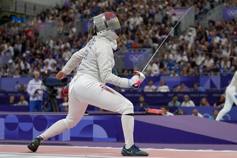 ARCHIVO - La egipcia Nada Hafez compite con la estadounidense Elizabeth Tartakovsky en la ronda de 32 sable individual femenino durante los Juegos Olímpicos de Verano de 2024 en el Grand Palais, el lunes 29 de julio de 2024, en París, Francia. (AP Foto/Andrew Medichini, Archivo)