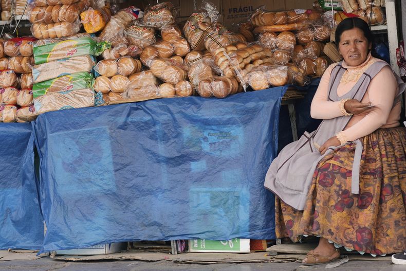 Un vendedor vende pan durante una huelga de panaderos que protestan por la falta de ingredientes subsidiados por el gobierno, en La Paz, Bolivia, el jueves 31 de julio de 2025. (Foto AP/Juan Karita)