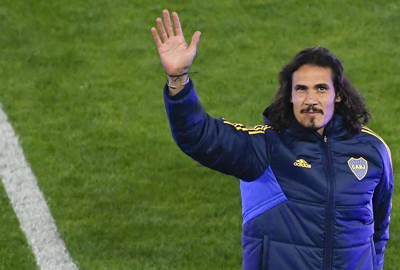 El delantero uruguayo Edinson Cavani, nuevo jugador de Boca Juniors, saludo a los hinchas en el estadio La Bombonera de Buenos Aires, el lunes 31 de julio de 2023, en Buenos Aires. (AP Foto/Gustavo Garello)
