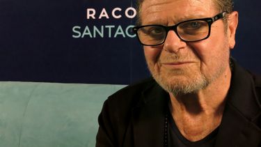 ARCHIVO – El músico y productor argentino Gustavo Santaolalla posa en la Ciudad de México el 7 de mayo de 2018. Santaolalla recibirá el Premio del Consejo Directivo de la Academia Latina de la Grabación en noviembre durante la semana del Latin Grammy. (Foto AP/Berenice Bautista, archivo)