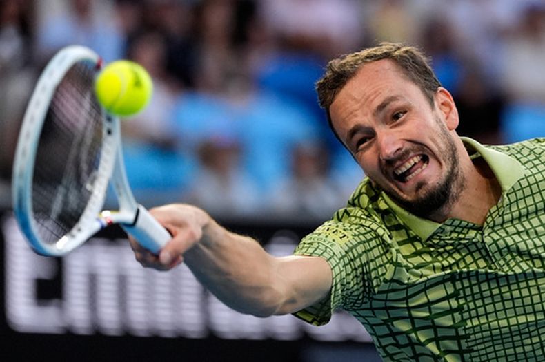 ARCHIVO - Daniil Medvedev devuelve ante Leaner Tien durante el partido por la cuarta ronda del Abierto de Australia, en Melbourne, Australia, el 25 de enero de 2026. (AP Foto/Asanka Brendon Ratnayake)
