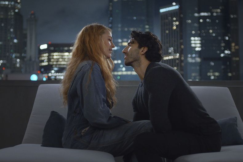 Esta imagen proporcionada por Sony Pictures muestra a Justin Baldoni, derecha, y Blake Lively en una escena de It Ends With Us. (Nicole Rivelli/Sony Pictures via AP)