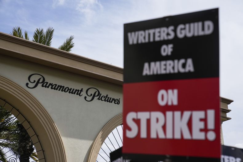 ARCHIVO - Miembros del Sindicato de Guionistas de Estados Unidos protestan fuera de Paramount Pictures el 3 de mayo de 2023, en Los Angeles. (Foto AP/Ashley Landis)
