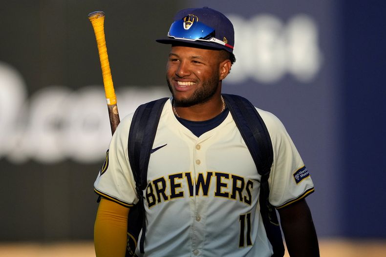 Jackson Chourio de los Cerveceros de Milwaukee previo a un juego de pretemporada contra los Gigantes de San Francisco, el jueves 21 de marzo de 2024, en Phoenix. (AP Foto/Matt York)