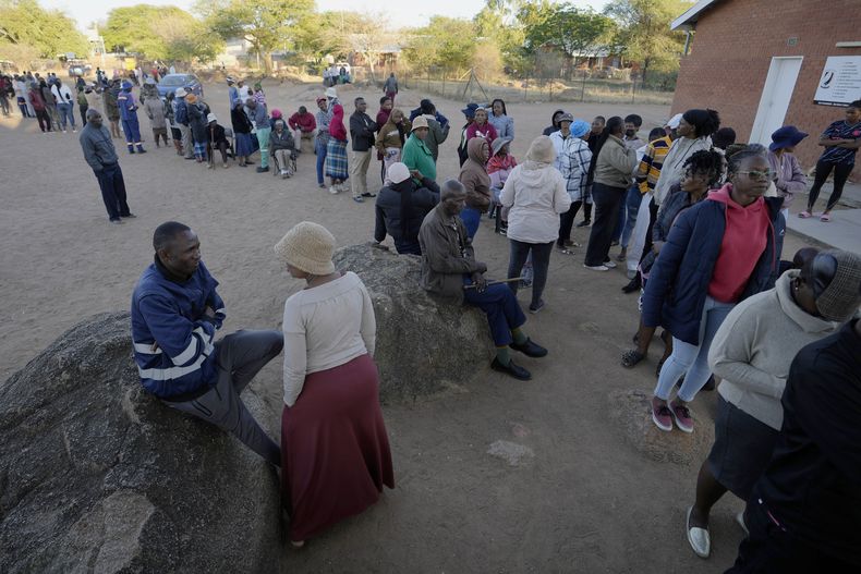 Vecinos esperando su turno para votar durante unas elecciones para decidir si mantienen la confianza en uno de los partidos que más tiempo lleva en el gobierno en África, en Gaborone, Botsuana, el miércoles 30 de octubre de 2024. (AP Foto/Themba Hadebe)