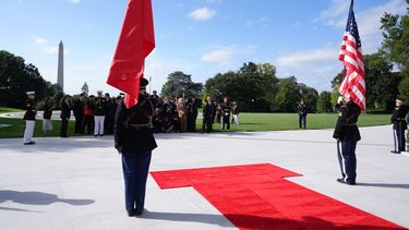 Elementos del Ejército toman sus lugares antes de que el presidente Donald Trump y la primera dama Melania Trump reciban al presidente chino Xi Jinping y su esposa Peng Liyuan el el Pórtico Sur de la Casa Blanca, el jueves 24 de septiembre de 2026, en Washington. (AP Foto/Jacquelyn Martin)