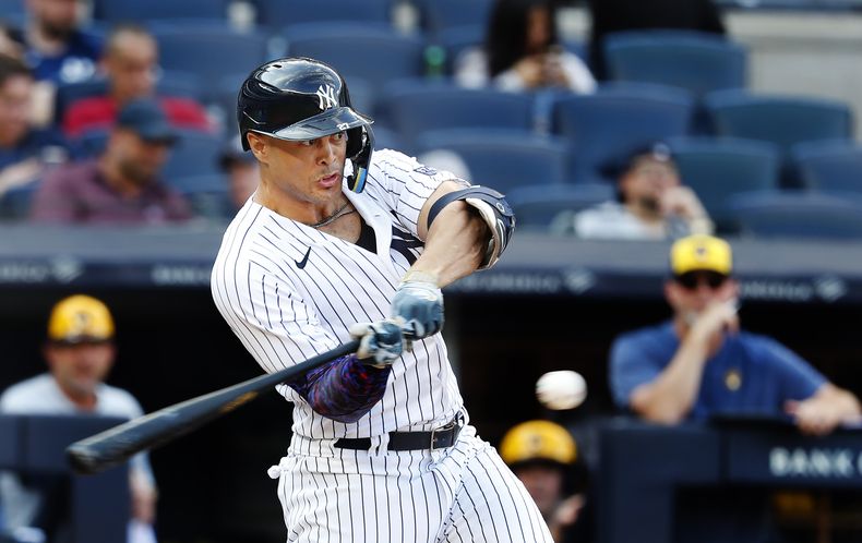 Giancarlo Stanton de los Yanquis de Nueva York conecta un jonrón en la 12ma entrada del triunfo ante los Cerveceros de Milwaukee el domingo 10 de septiembre del 2023. (AP Foto/Noah K. Murray)