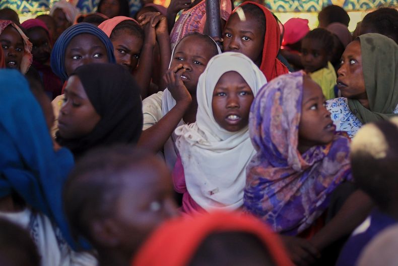 Foto entregada por el Consejo Noruego para Refugiados que muestra a mujeres y niños desplazados en el campamento en Tawila, región de Darfur, Sudán, el 3 de noviembre del 2025. (Consejo Noruego para Refugiados via AP)