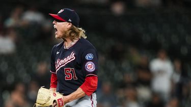Jordan Weems, relevista de los Nacionales de Washington, reacciona tras ponchar a un rival de los Marineros de Seattle en el 11mo inning del juego de la MLB que enfrentó a ambos equipos, el 27 de junio de 2023, en Seattle. (AP Foto/Lindsey Wasson)
