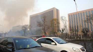 americateve | En esta foto proporcionada por la agencia oficial de noticias china Xinhua se ve humo saliendo despu&eacute;s de que se escuchara una detonaci&oacute;n en la calle Yingze, en la provincia de Shanxi, China, el mi&eacute;rcoles 6 de noviembre de 2013. Al me