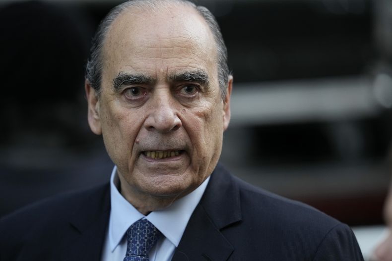 ARCHIVO - El jefe de gabinete de ministros argentino, Guillermo Francos, a su llegada a la ceremonia por el 30mo aniversario del atentado al centro judío de AMIA que mató a 85 personas en Buenos Aires, Argentina, el 18 de julio de 2024. (AP Foto/Natacha Pisarenko, Archivo)