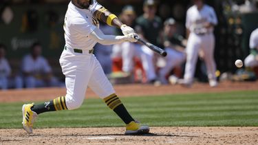 El dominicano Miguel Andújar, de los Atléticos de Oakland, pega un sencillo en el juego del sábado 20 de julio de 2024, ante los Angelinos de Los Ángeles (AP Foto/Jeff Chiu)