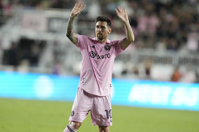 El argentino Lionel Messi, del Inter Miami, agradece al público al marcharse del partido ante el Atlanta United, el martes 25 de julio de 2023 (AP Foto/Lynne Sladky)