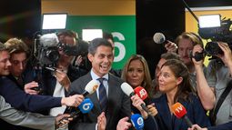 Rob Jetten, líder de Demócratas 66, o D66, celebra al día siguiente de las elecciones generales y a la Cámara de Representantes en La Haya, el jueves 30 de octubre de 2025. (AP Foto/Peter Dejong)