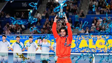Carlos Alcaraz alza el trofeo de campeón tras vencer a Jiri Lehecka en la final del Abierto de Japón, el marts 6 de octubre de 2026. (AP Foto/Eugene Hoshiko)