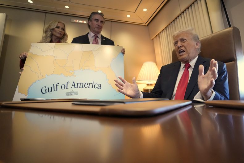 El presidente estadounidense Donald Trump habla con los reporteros a bordo del avión presidencial mientras viaja de West Palm Beach, Florida, a Nueva Orleans, el domingo 9 de febrero de 2025. (AP Foto/Ben Curtis)