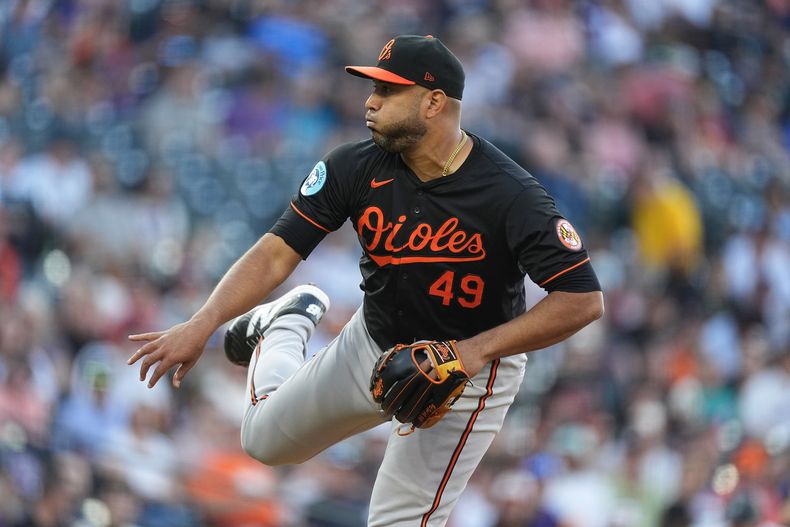 El venezolano Albert Suárez, de los Orioles de Baltimore, hace un lanzamiento ante los Rockies de Colorado en el juego del viernes 30 de agosto de 2024 (AP Foto/David Zalubowski)